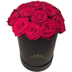 Красные розы в шляпной...