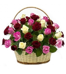 Корзина с разноцветными розами „Весенний Вальс“