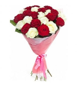 Букет из красных и белых роз  „Космополитен“